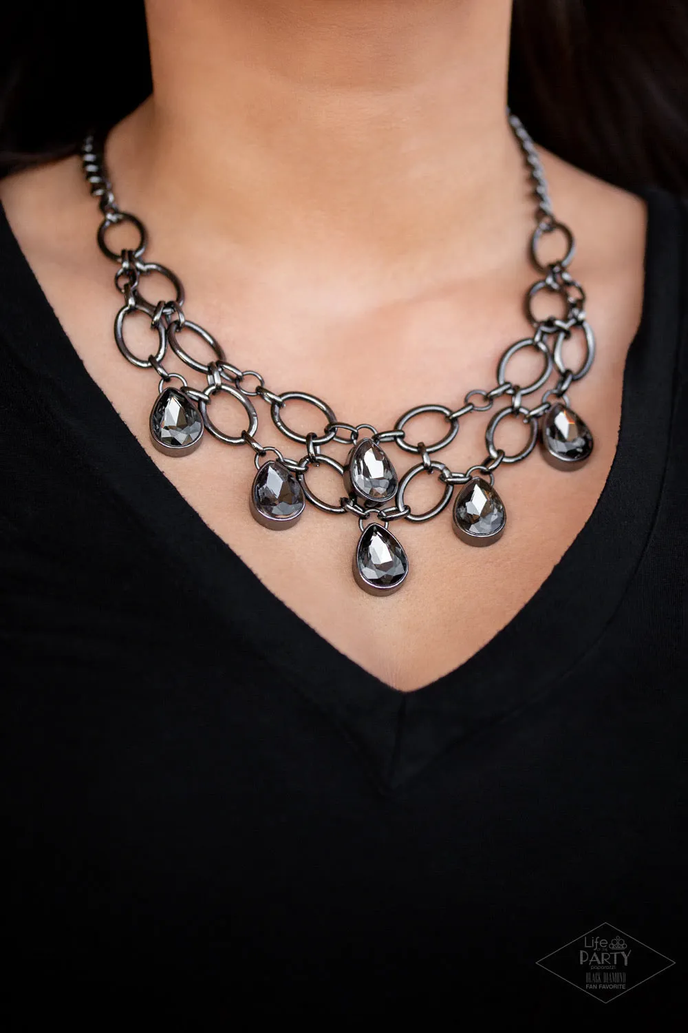 Show-Stopping Shimmer Black-Necklace